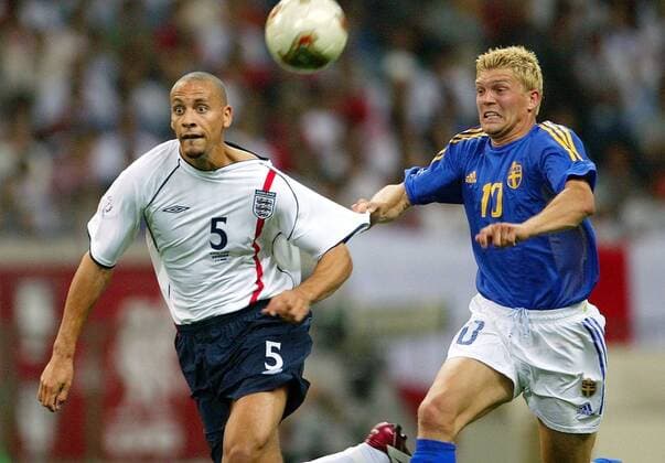 Marcus Allbäck (Schweden, vorn) gegen Rio Ferdinand (England) Fußball WM Herren Weltmeisterschaft 2002, Länderspiel, Gruppenspiel, Gruppe F, Nationalmannschaft, Nationalteam Gruppe Saitama Stadium Saitama Dynamik, Kampf,