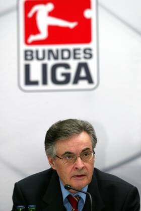 Wilfried Straub (Vorsitzender der DFL-GmbH-Geschäftsführung) Fußball Herren DFL Tagung 2002, Deutsche Fußball Liga, Sitzung, Versammlung, Vdig Einzelbild Kommunikationszentrum Leverkusen