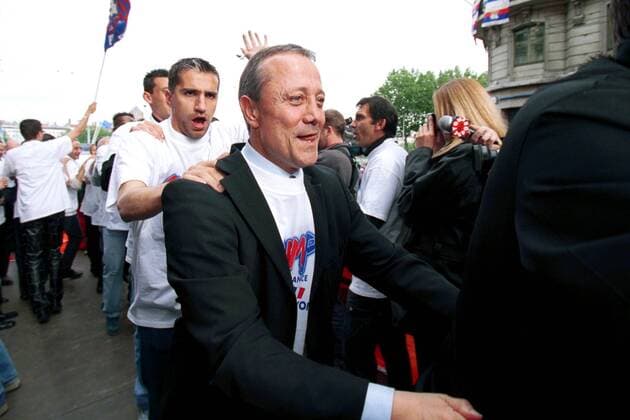 Lyon-Fans feiern die Meisterschaft ihres Teams mit einer Polonaise - re. Co-Trainer Bernard Lacombe, li. David Linares Fußball Herren Division 1 2001 2002, 1. Französische Liga, Olympique Lyonnais, Französischer Meister, Meisterschaft Gruppe Lyon Freude, Begeisterung  