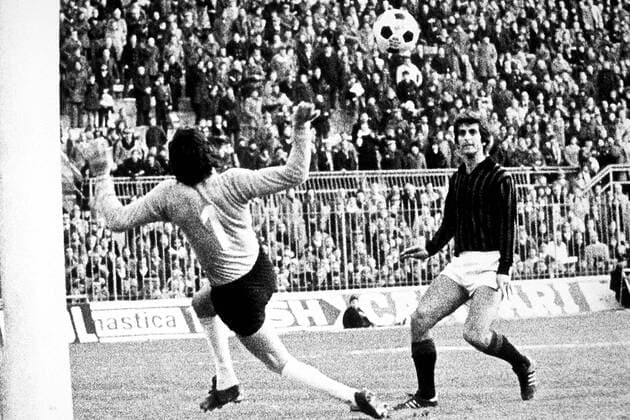 Gianni Rivera (Milan, re.) hebt den Ball über den gegnerischen Torwart Fußball Herren Serie A 1972 1973, 1. Italienische Liga, AC Mailand Gruppe Stadio Giuseppe Meazza, San Siro Mailand Dynamik