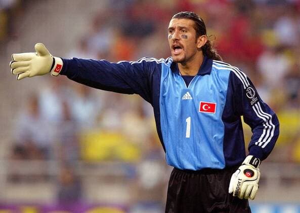 Torwart Rüstü Recber (Türkei) gibt Anweisungen Fußball WM Herren Weltmeisterschaft 2002, Länderspiel, Gruppenspiel, Gruppe C, Nationalmannschaft, Nationalteam, Vdig Einzelbild Munsu Football Stadium Ulsan