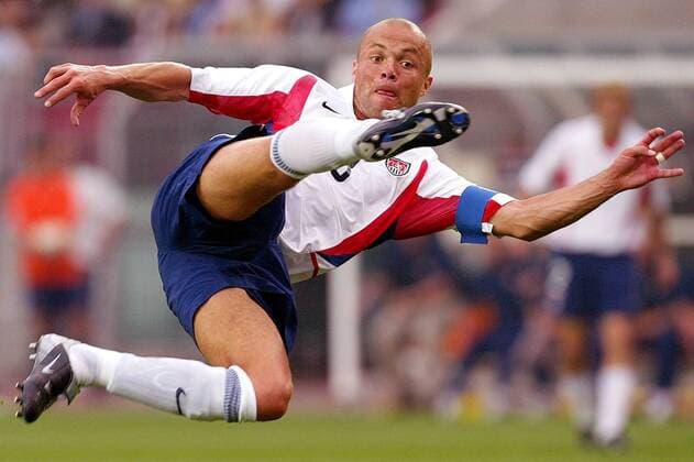 Ernie Steward (USA) mit einem Seitfallzieher Fußball WM Herren Weltmeisterschaft 2002, Länderspiel, Gruppenspiel, Gruppe D, Nationalmannschaft, Nationalteam, Vdig Einzelbild WorldCupStadium Suwon Dynamik, Höhe
