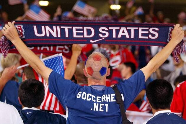Amerikanischer Fan mit Fußball-Frisur schwenkt seinen Fanschal Fußball WM Herren Weltmeisterschaft 2002, Länderspiel, Gruppenspiel, Gruppe D, Nationalmannschaft, Nationalteam, Vdig Einzelbild WorldCupStadium Suwon