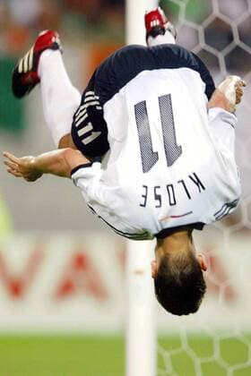 Miroslav Klose (Deutschland) - Salto vorwärts Fußball WM Herren Weltmeisterschaft 2002, Länderspiel, Gruppenspiel, Gruppe E, Nationalmannschaft, Nationalteam, Vdig Einzelbild Kashima-Stadion Ibaraki Dynamik, Freude, Begeisterung,  