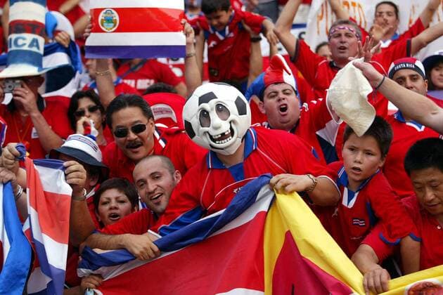 Costa Rica-Fanblock, u.a. ein Fan mit Fußballmaske Fußball WM Herren Weltmeisterschaft 2002, Länderspiel, Gruppenspiel, Gruppe C, Nationalmannschaft, Nationalteam Totale WorldCupStadium, Jubel, jubeln Gwangju Freude, Begeisterung,  