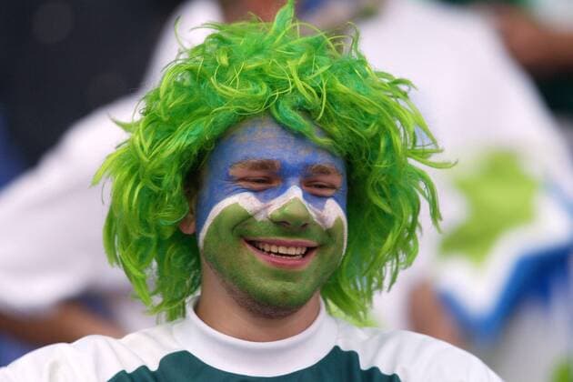 Slowenischer Fan mit Perücke Fußball WM Herren Weltmeisterschaft 2002, Länderspiel, Gruppenspiel, Gruppe B, Nationalmannschaft, Nationalteam, Vdig Porträt WorldCupStadium Gwangju