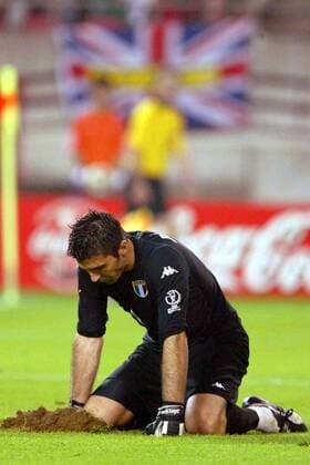 Torwart Gianluigi Buffon kniet aufgewühlt vor einem Haufen Dreck Fußball WM Herren Weltmeisterschaft 2002, Länderspiel, Gruppenspiel, Gruppe G, Nationalmannschaft, Nationalteam, Vdig Einzelbild Kashima-Stadion Ibaraki Enttäuschung, Verzweiflung  