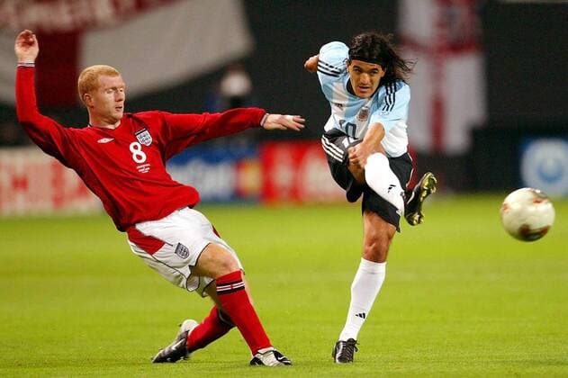 Ariel Ortega (re., Argentinien) zieht ab, Paul Scholes (England) kommt zu spät Fußball WM Herren Weltmeisterschaft 2002, Länderspiel, Gruppenspiel, Gruppe F, Nationalmannschaft, Nationalteam, Vdig Gruppe Sapporo Dome Sapporo Dynamik,