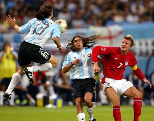 David Beckham (re., England) und Juan Pablo Sorin (Mitte) beobachten Diego Placente (Argentinien) bei der Ballannahme Fußball WM Herren Weltmeisterschaft 2002, Länderspiel, Gruppenspiel, Gruppe F, Nationalmannschaft, Nationalteam, Vdig Gruppe Sapporo Dome Sapporo Dynamik, Höhe,
