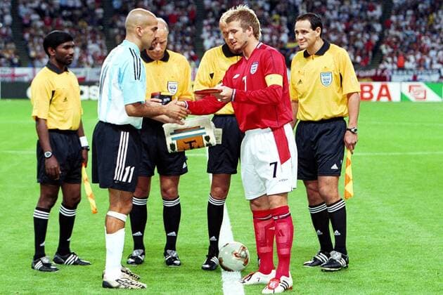 David Beckham (vorn re., England) und Juan Sebastian Veron (vorn li., Argentinien) begrüßen sich vor den Augen des Schiedsrichtergespanns hi.v.re.: Hector Vergara (Kanada), Collina (Italien), Hall (USA) und Mohamed Saeed (Malediven) Fußball WM Herren Weltmeisterschaft 2002, Länderspiel, Gruppenspiel, Gruppe F, Nationalmannschaft, Nationalteam, Vdig Gruppe Sapporo Dome Sapporo  