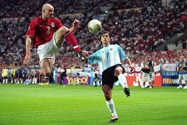 Danny Mills (li., England) klärt vor Claudio Lopez (Argentinien) Fußball WM Herren Weltmeisterschaft 2002, Länderspiel, Gruppenspiel, Gruppe F, Nationalmannschaft, Nationalteam, Vdig Gruppe Dome Sapporo Dynamik, Höhe  