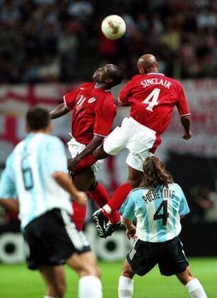 Emile Heskey (oben li.) und Trevor Sinclair (oben re., beide England) demonstrieren Mauricio Pochettino (Argentinien) die typisch britische Lufthoheit Fußball WM Herren Weltmeisterschaft 2002, Länderspiel, Gruppenspiel, Gruppe F, Nationalmannschaft, Nationalteam, Vdig Gruppe Dome Sapporo Höhe, Dynamik, Überlegenheit,  