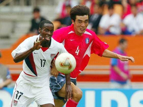 DaMarcus Beasley (USA, li.) gegen Choi Jin-Cheul (Südkorea) Fußball WM Herren Weltmeisterschaft 2002, Länderspiel, Gruppenspiel, Gruppe D, Nationalmannschaft, Nationalteam Gruppe WorldCupStadium Daegu Dynamik,
