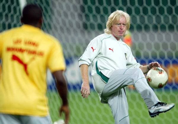 Nationaltrainer Winfried Schäfer (Kamerun) konzentriert am Ball Fußball WM Herren Weltmeisterschaft 2002, Länderspiel, Training, Nationalmannschaft, Nationalteam Einzelbild Stadion Ecopa Shizuoka Konzentration,