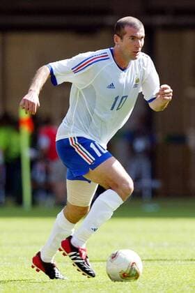 Zinedine Zidane (Frankreich) am Ball Fußball WM Herren Weltmeisterschaft 2002, Länderspiel, Gruppenspiel, Gruppe A, Nationalmannschaft, Nationalteam, Einzelbild Incheon Munhak Stadium Incheon Dynamik,
