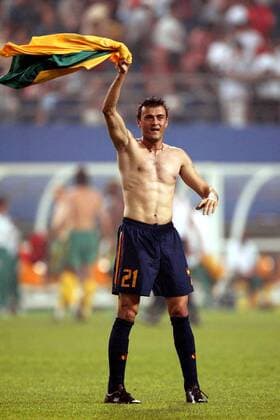 Olé! - Luis Enrique (Spanien) jubelt mit einem südafrikanischen Trikot Fußball WM Herren Weltmeisterschaft 2002, Länderspiel, Gruppenspiel, Gruppe B, Nationalmannschaft, Nationalteam Einzelbild WorldCupStadium Daejeon Freude, Begeisterung,  