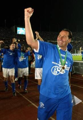 Trainer Huub Stevens (Schalke) ballt die Faust Fußball 1. BL Herren DFB-Pokalfinale 2001 2002, Pokal, Pokalspiel, Finale Endspiel, Pokalendspiel, FC Schalke 04, Vdig Einzelbild Olympiastadion Berlin Freude, Begeisterung,