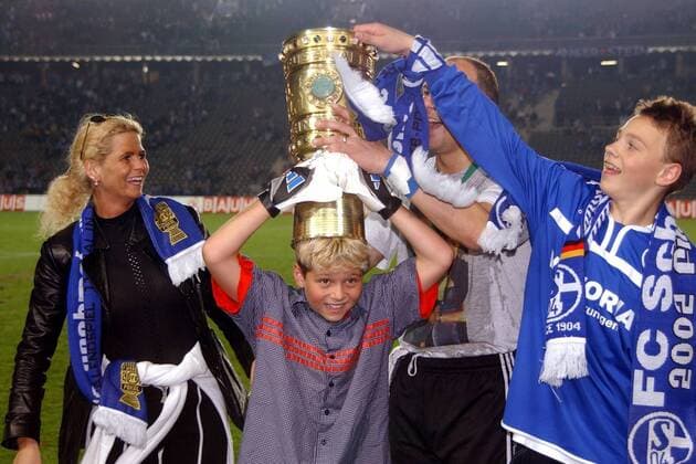 Fußball, DFB-Pokalfinale 2001 2002, Bayer 04 Leverkusen - FC Schalke 04 Torwart Oliver Reck (Schalke) jubelt mit seiner Frau Kerstin, seinem Sohn Daniel (li.) und Stiefsohn Pierre Michel Lasogga (re.) Fußball 1. BL Herren DFB-Pokalfinale 2002, Pokal, Pokalspiel, Finale, Endspiel, Pokalendspiel, FC Schalke 04, Vdig Gruppe Olympiastadion Berlin Freude,