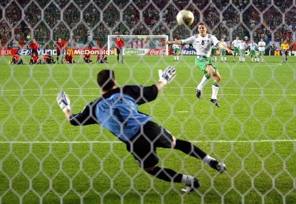 Matt Holland (Irland, hinten) verschießt gegen Torwart Iker Casillas (Spanien) Fußball WM Herren Weltmeisterschaft 2002, Länderspiel, Achtelfinale, Nationalmannschaft, Nationalteam, Nationaltrikot Totale WorldCupStadium Suwon Dynamik,