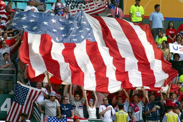 US-amerikanische Fans mit Nationalfahne Fußball WM Herren Weltmeisterschaft 2002, Länderspiel, Achtelfinale, Nationalmannschaft, Nationalteam, Vdig Totale WorldCupStadium Jeonju Freude,  