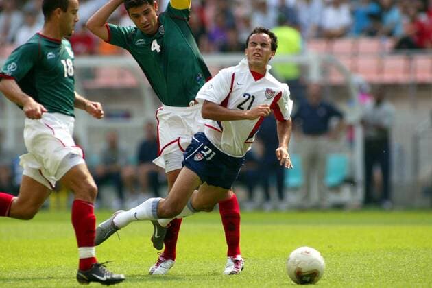 Landon Donovan (re., USA) wird von Raphael Marquez (hinten, Mexiko) gefoult Fußball WM Herren Weltmeisterschaft 2002, Länderspiel, Achtelfinale, Nationalmannschaft, Nationalteam, Nationaltrikot Gruppe WorldCupStadium Jeonju Dynamik, Kampf  