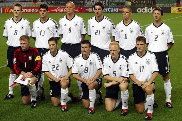 Mannschaftsbild Deutschland, hinten v.li.: Dietmar Hamann, Michael Ballack, Carsten Jancker, Christoph Metzelder, Christian Ziege, Thomas Linke; vorn v.li.: Torwart Oliver Kahn, Torsten Frings, Bernd Schneider, Carsten Ramelow, Miroslav Klose Fußball WM Herren Weltmeisterschaft 2002, Länderspiel, Gruppenspiel, Gruppe E, Nationalmannschaft, Nationalteam, Vdig Totale Stadion Ecopa Shizuoka