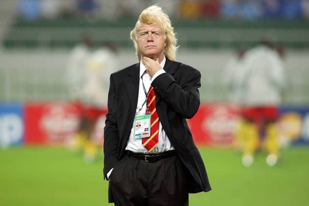 Nationaltrainer Winfried Schäfer (Kamerun) Fußball WM Herren Weltmeisterschaft 2002, Länderspiel, Gruppenspiel, Gruppe E, Nationalmannschaft, Nationalteam Einzelbild Stadion Ecopa Shizuoka Nachdenklichkeit