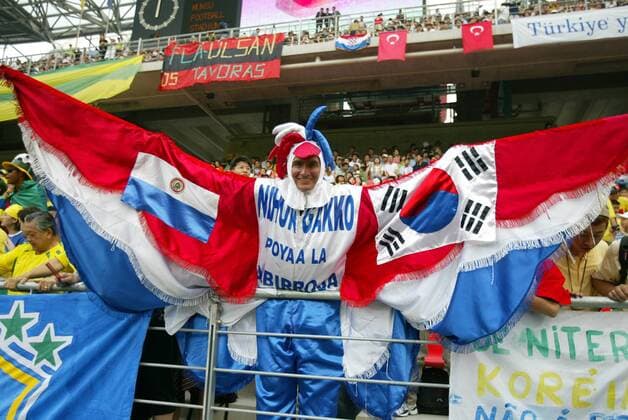 Fan aus Paraguay im Hahnenkostüm breitet die Flügel aus Fußball WM Herren Weltmeisterschaft 2002, Länderspiel, Gruppenspiel, Gruppe C, Nationalmannschaft, Nationalteam, Vdig Einzelbild Munsu Football Stadium Ulsan Freude,