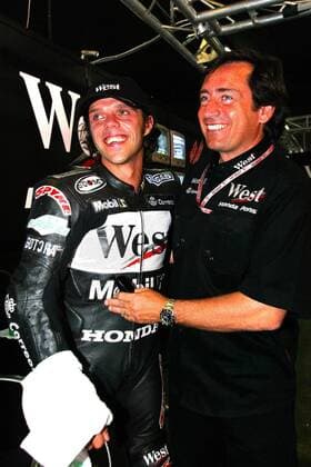 Loris Capirossi (li., Italien) mit Teamchef Alfonso Sito Pons (Spanien beide Honda-Pons) Motorsport WM Herren Weltmeisterschaft 2002, Motorrad, Motorradrennen, Motorradrennsport, Motorradsport Gruppe Circuit de Catalunya Barcelona