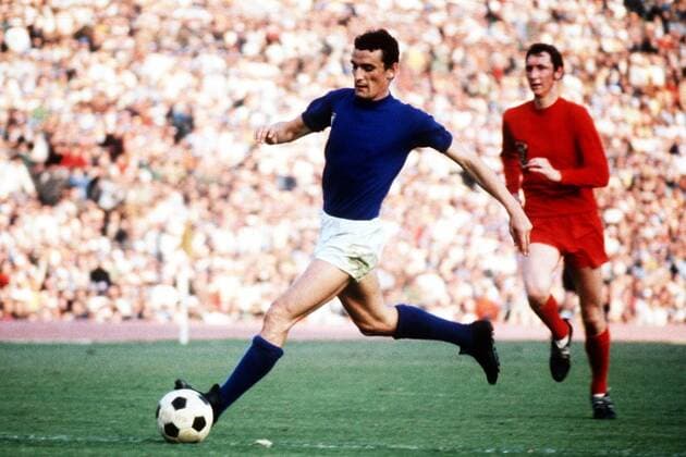 Luigi Riva (Italien) am Ball Fußball EM Herren Europameisterschaft 1972, Länderspiel, Nationalmannschaft, Nationalteam, Nationaltrikot Gruppe Brüssel Dynamik,