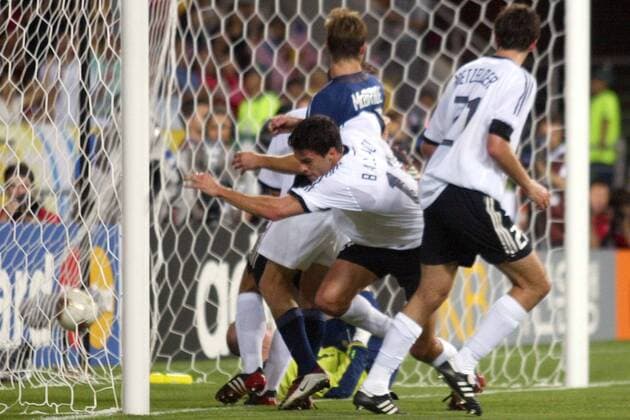 Michael Ballack (Mitte, Deutschland) trifft zum 1:0 Fußball WM Herren Weltmeisterschaft 2002, Länderspiel, Viertelfinale, Nationalmannschaft, Nationalteam, Nationaltrikot Gruppe Munsu Stadion Ulsan