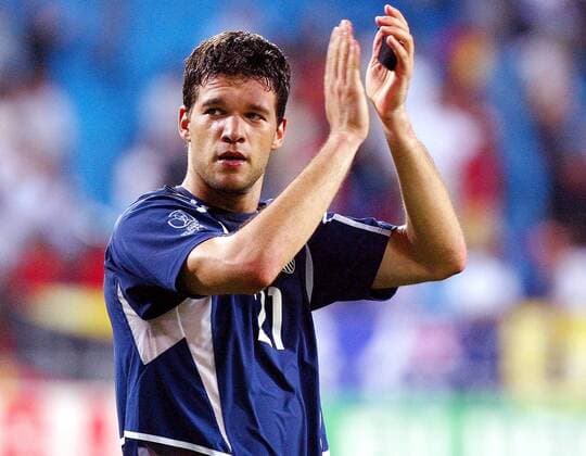 Michael Ballack (Deutschland) bedankt sich bei den Anhängern Fußball WM Herren Weltmeisterschaft 2002, Länderspiel, Viertelfinale, Nationalmannschaft, Nationalteam, Nationaltrikot Einzelbild Munsu Stadion Ulsan