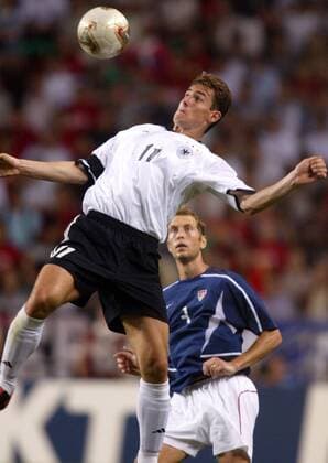 Miroslav Klose (Deutschland) am Ball Fußball WM Herren Weltmeisterschaft 2002, Länderspiel, Viertelfinale, Nationalmannschaft, Nationalteam, Nationaltrikot Einzelbild Munsu Stadion Ulsan Dynamik, Höhe,