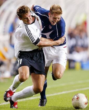 Miroslav Klose (li., Deutschland) gegen Gregg Berhalter (USA) Fußball WM Herren Weltmeisterschaft 2002, Länderspiel, Viertelfinale, Nationalmannschaft, Nationalteam, Nationaltrikot Gruppe Munsu Stadion Ulsan Dynamik, Kampf,