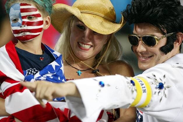 US-Amerikanische Fans rufen sogar Elvis wieder in das Leben zurück Fußball WM Herren Weltmeisterschaft 2002, Länderspiel, Viertelfinale, Nationalmannschaft, Nationalteam, Nationaltrikot Gruppe Munsu Stadion Ulsan, Freude,