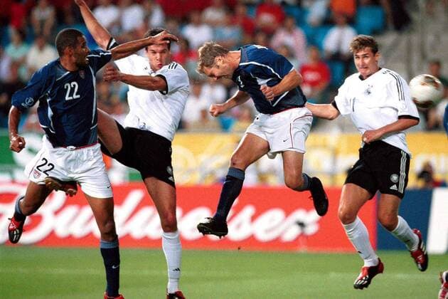Michael Ballack (2.v.li. Deutschland) trifft gegen Anthony Sanneh (li.) und Gregg Berhalter (beide USA) zum 1:0, re.: Miroslav Klose (Deutschland) Fußball WM Herren Weltmeisterschaft 2002, Länderspiel, Viertelfinale, Nationalmannschaft, Nationalteam, Nationaltrikot Gruppe Munsu Stadion Ulsan Dynamik,  