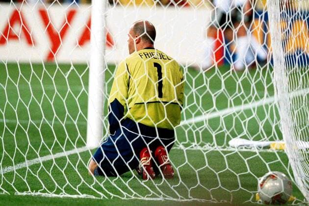 Torwart Brad Friedel (USA) geschlagen am Boden Fußball WM Herren Weltmeisterschaft 2002, Länderspiel, Viertelfinale, Nationalmannschaft, Nationalteam, Nationaltrikot Einzelbild Munsu Stadion Ulsan Enttäuschung,  