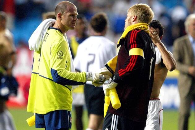 Torwart Brad Friedel (li., USA) und Torhüter Oliver Kahn (Deutschland) - shake hands Fußball WM Herren Weltmeisterschaft 2002, Länderspiel, Viertelfinale, Nationalmannschaft, Nationalteam, Nationaltrikot Gruppe Munsu Stadion Ulsan Harmonie  