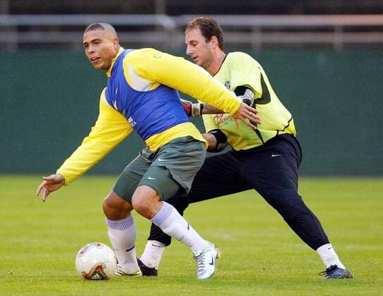 Ronaldo (li.) gegen Torwart Rogerio Ceni (beide Brasilien) Fußball WM Herren Weltmeisterschaft 2002, Länderspiel, Nationalmannschaft, Nationalteam, Training, Abschlusstraining Gruppe Saitama
