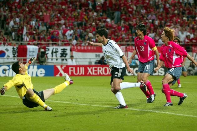 Michael Ballack (2.v.li., Deutschland) erzielt das 1:0 gegen Torwart Lee Woon-Jae (li.); Hong Myung-Bo (3.v.li.) und Yoo Sang-Chul (alle Südkorea) zu spät Fußball WM Herren Weltmeisterschaft 2002, Länderspiel, Halbfinale, Nationalmannschaft, Nationalteam, Nationaltrikot Gruppe WorldCupStadium Seoul Dynamik,  