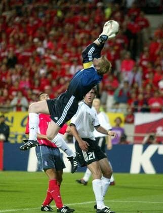 Torwart Oliver Kahn (vorn) sichert den Ball Fußball WM Herren Weltmeisterschaft 2002, Länderspiel, Halbfinale, Nationalmannschaft, Nationalteam, Nationaltrikot, Einzelbild WorldCupStadium Seoul Abwehr, Dynamik, Höhe,