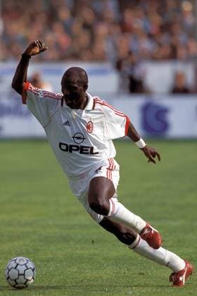 George Weah (Milan) am Ball Fußball Herren Serie A 1998 1999, 1. Italienische Liga, Salerna - AC Mailand 1:2, Vdia Einzelbild Stadio Arechi Salerna Dynamik,