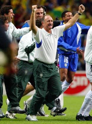 Nationaltrainer Luiz Felipe Scolari (Mitte, Brasilien) jubelt mit seinem Team über den Finaleinzug Fußball WM Herren Weltmeisterschaft 2002, Länderspiel, Halbfinale, Nationalmannschaft, Nationalteam, Vdig, hoch Gruppe Saitama Stadium 2002 Saitama Freude, Begeisterung,