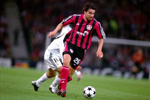 Zoltan Sebescen (Leverkusen) am Ball Fußball EC 1 Herren Champions League 2001 2002, Finale, Endspiel, Bayer 04 Leverkusen - Real Madrid (Spanien) 1:2 Gruppe Hampden Park Glasgow Dynamik,  