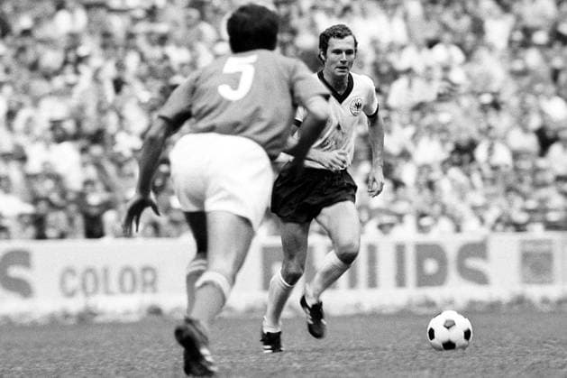 Franz Beckenbauer (BR Deutschland) am Ball Fußball WM Herren Weltmeisterschaft 1970, Halbfinale, Länderspiel, Nationalmannschaft, Nationalteam, Nationaltrikot Gruppe Estadio Azteca, Aztekenstadion Mexico-City