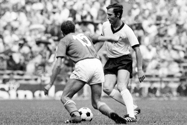 Franz Beckenbauer (BR Deutschland, re.) gegen Sandro Mazzola (Italien) Fußball WM Herren Weltmeisterschaft 1970, Halbfinale, Länderspiel, Nationalmannschaft, Nationalteam, Nationaltrikot Gruppe Estadio Azteca, Aztekenstadion Mexico-City Dynamik,