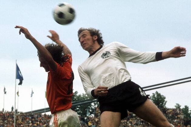 Hans-Georg Schwarzenbeck (BR Deutschland, re.) gegen Johan Neeskens (Holland) Fußball WM Herren Weltmeisterschaft 1974, Finale, Endspiel, Länderspiel, Nationalmannschaft, Nationalteam, Gruppe Olympiastadion München Dynamik, Höhe,