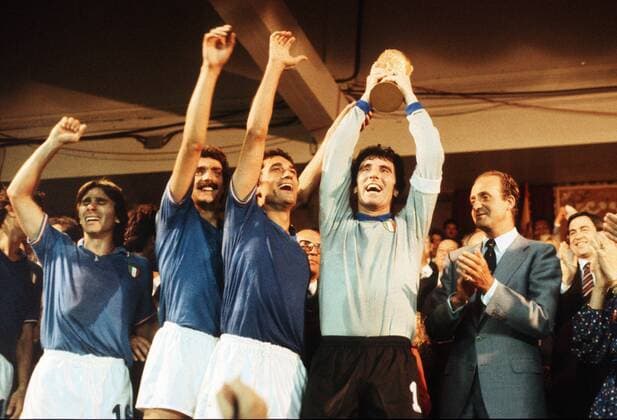 Siegerehrung - Torwart Dino Zoff präsentiert den Weltmeister-Pokal, daneben v. re.: Claudio Gentile, Giuseppe Bergomi und Bruno Conti, re. daneben König Juan Carlos von Spanien Fußball WM Herren Weltmeisterschaft 1982, Finale, Endspiel, Länderspiel, Nationalmannschaft, Nationalteam, Gruppe Estadio Santiago Bernabeu Madrid Glück, Freude, Begeisterung,