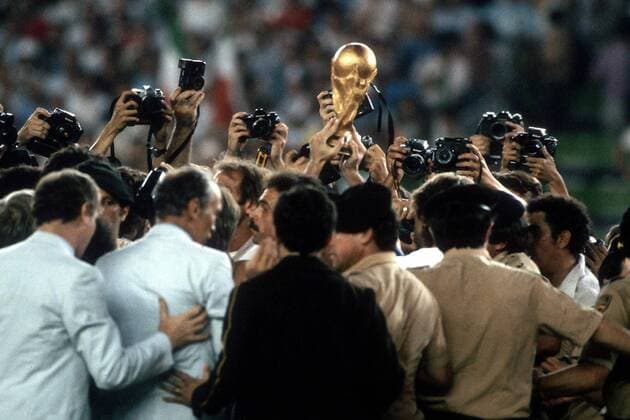 Der Weltmeister-Pokal in italienischen Händen - umringt von Sportfotografen und spanischen Sicherheitskräften Fußball WM Herren Weltmeisterschaft 1982, Finale, Endspiel, Länderspiel, Nationalmannschaft, Nationalteam, Totale Estadio Santiago Bernabeu Madrid Freude,