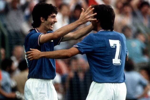 Paolo Rossi (li.) und Gaetano Scirea jubeln - Italien ist Weltmeister 1982 Fußball WM Herren Weltmeisterschaft 1982, Finale, Endspiel, Länderspiel, Nationalmannschaft, Nationalteam, Gruppe Estadio Santiago Bernabeu Madrid Harmonie, Glück, Begeisterung, Freude,